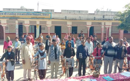 निशुल्क साईकिल पाकर खिले छात्राओं के चेहरे