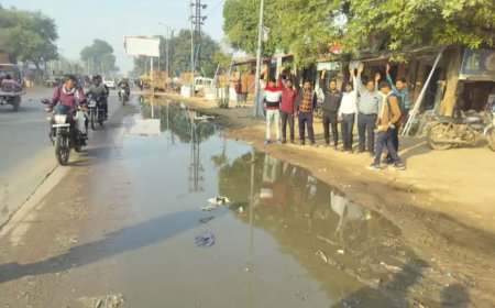 सड़क पर जलभराव को लेकर दुकानदारो का प्रदर्शन: गंदा पानी जमा रहने से बढ़ी परेशानी