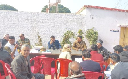 दातागंज कोतवाली दातागंज मे कोतवाली समाधान दिवस मे फरियादियों से मिले तहसीलदार