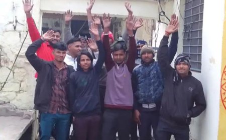 ग्रामीणों का आरोप- डॉक्टर, नर्स केवल 1-2 घंटे ही ड्यूटी कर रहे:ग्रामीणों का पीएचसी पर हंगामा