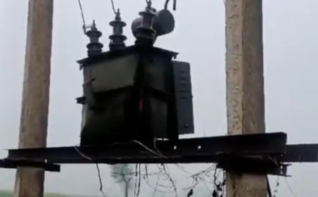 गोविंदगढ़ में बारिश के बाद गिरी आकाशीय बिजली: ट्रांसफॉर्मर फटा, नीचे फसल में लगी आग