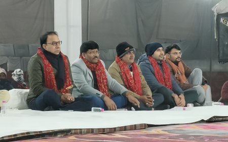 जेजेटी यूनिवर्सिटी द्वारा आयोजित कवि सम्मेलन में खूब लगे ठहाके