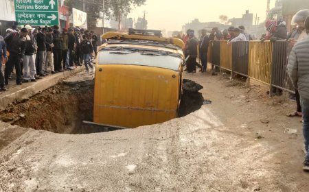 भ्रष्ट ठेकेदार व प्रशासनिक अधिकारीयों का भ्रष्टाचार का खेल: गड्डों में तब्दील हुई सड़क गिरा वाहन बाल बाल बचा चालक