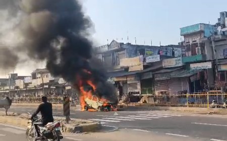 नेशनल हाईवे पर अचानक आग का गोला बनी चलती कार: सवारियों ने कूदकर बचाई जान