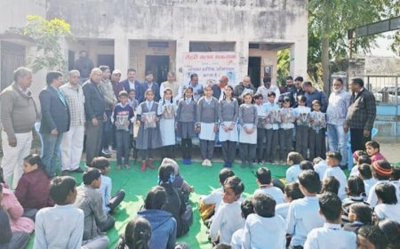 जरूरतमंद विद्यार्थियों को रोटरी क्लब ने स्वेटर वितरित किए