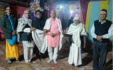 तीर्थराज प्रयागराज महाकुम्भ में संगम स्थल पर कैप्टन ताखर का शॉल ओढ़ाकर सम्मान