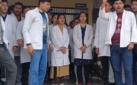 कॉलेज शिफ्टिंग से नाराज आयुर्वेद कॉलेज स्टूडेंट का प्रदर्शन, प्रिंसिपल बोलीं सरकार के आदेश की पालना की