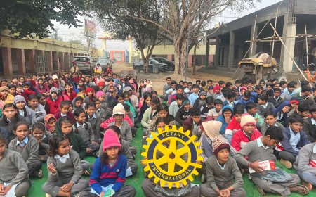 शहीद हुकम सिंह राजकीय उच्च माध्यमिक विद्यालय मिलकपुर गुर्जर में  320 विद्यार्थियों को रोटरी क्लब ने भेट किए स्वेटर एवं जूते