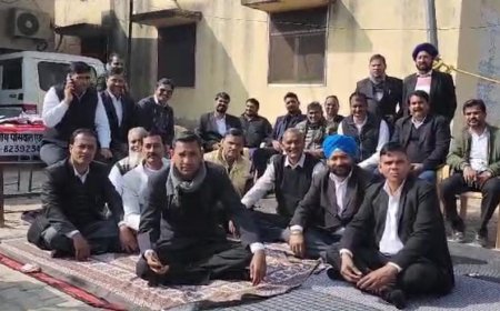 मजिस्ट्रेट के घर हुई चोरी का खुलासा ना होने से आक्रोशित बार संघ ने आमरण अनशन करते हुए उग्र आंदोलन की दी चेतावनी