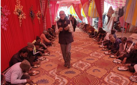 त्रिवेदी धाम प्रयागराज में संगम स्थल पर बजरंगधाम झड़ाया द्वारा विशाल भंडारे का आयोजन