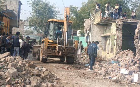 अलावडा में एक वर्ष से अधूरे छूटे सड़क निर्माण में बाधा बन रहे अवैध निर्माणों पर प्रशासन ने पीला पंजा चला करा धराशाही