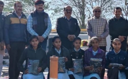 ईपी. के विद्यार्थियों ने भामाशाह बन किया स्वेटर वितरण