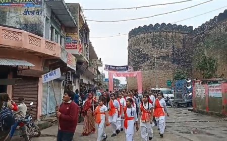 सुभाष चंद्र बोस की जयंती पर उच्च माध्यमिक आदर्श विद्या मंदिर के बच्चो ने  कदम से कदम मिलाकर निकाला पथ संचलन