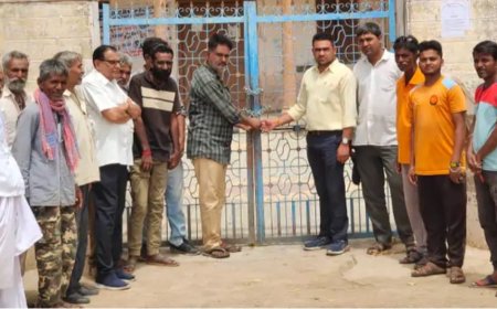 सरपंच पर पैसे लेकर पट्टे वितरित करने के आरोप, ग्रामीणों ने पंचायत पर ताला लगाकर किया प्रदर्शन:  जिला कलेक्टर के नाम सौंपा ज्ञापन