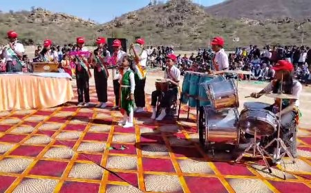 समारोह की मुख्य अतिथि उपखंड अधिकारी ने ध्वजारोहण कर ली मार्च पास्ट की सलामी