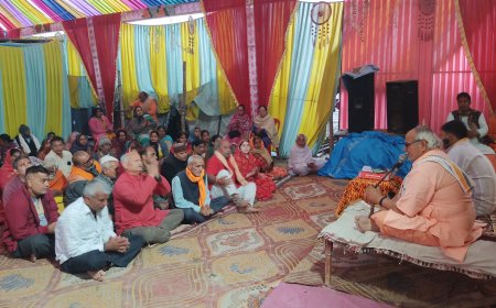 प्रयागराज महाकुंभ में कथा के दौरान जमकर झूमे श्रद्धालु:सेक्टर नंबर 21 में कथा का आयोजन