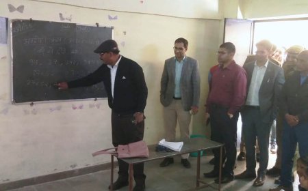 शिक्षा सचिव ने शिक्षक की भांति विद्यालयों में परखा शिक्षा का स्तर