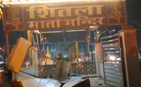 अलवर में कार की टक्कर से शीतला माता  मंदिर की दीवार क्षतिग्रस्त