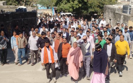 हाफ डे बंद का असर मिला जुला, पुलिस प्रशासन हाय हाय के लगे नारे