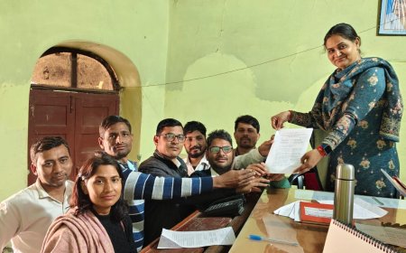 पटवार संघ की लंबित मांगों के निस्तारण को लेकर मुख्यमंत्री के नाम तहसीलदार को सौंपा ज्ञापन