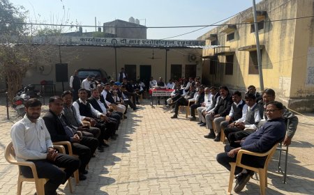 बार एसोसिएशन संघ रामगढ़ ने अनिश्चितकाली तक न्यायिक कार्यों के बहिष्कार का लिया निर्णय