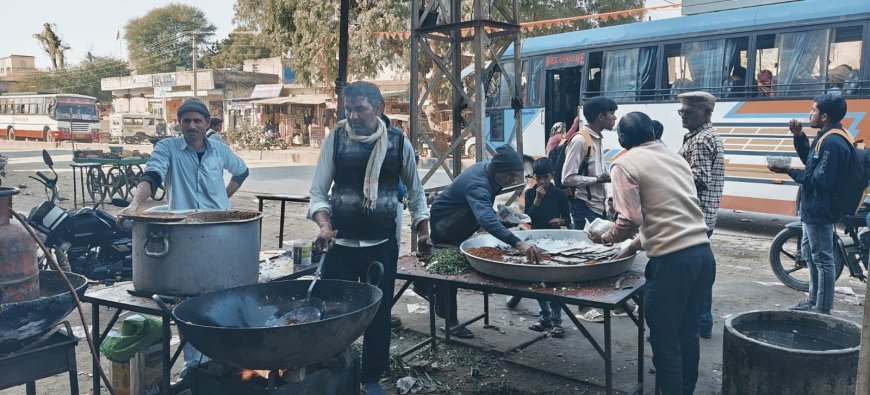 सीकर रोड पर हुआ पौषबडा प्रसादी का आयोजन,  भगवान के भोग लगाकर राहिगरो को की प्रसादी वितरित