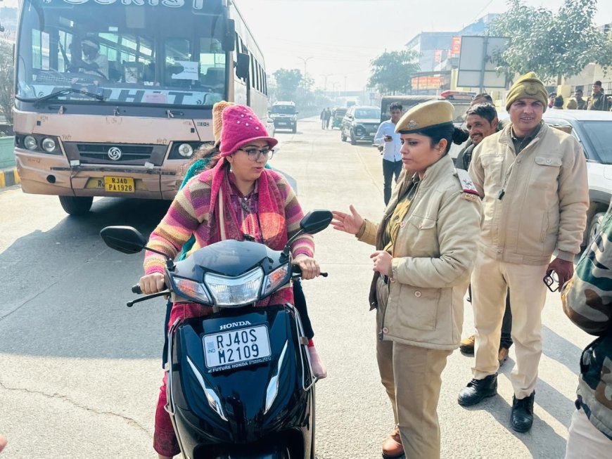 भिवाड़ी मोड़ पर यातायात जागरूकता अभियान: फूलों के साथ दिया सुरक्षा का संदेश