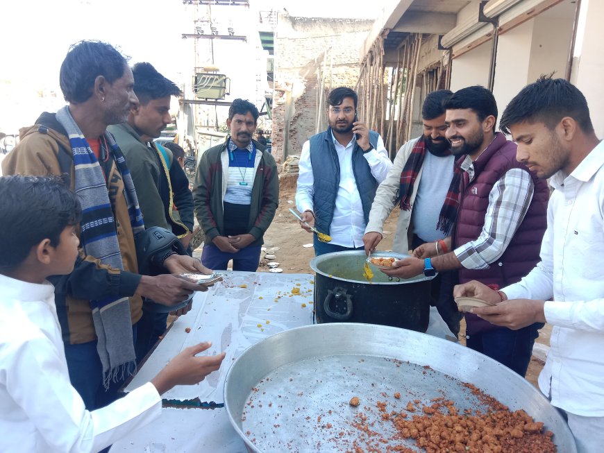 पौषबडा प्रसादी का आयोजन:भगवान को भोग लगाकर राहगीरों को की प्रसादी वितरित