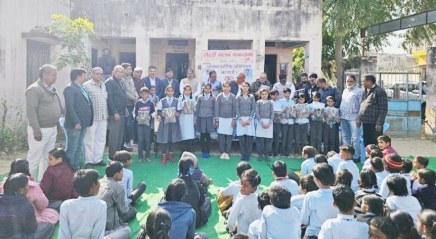 जरूरतमंद विद्यार्थियों को रोटरी क्लब ने स्वेटर वितरित किए