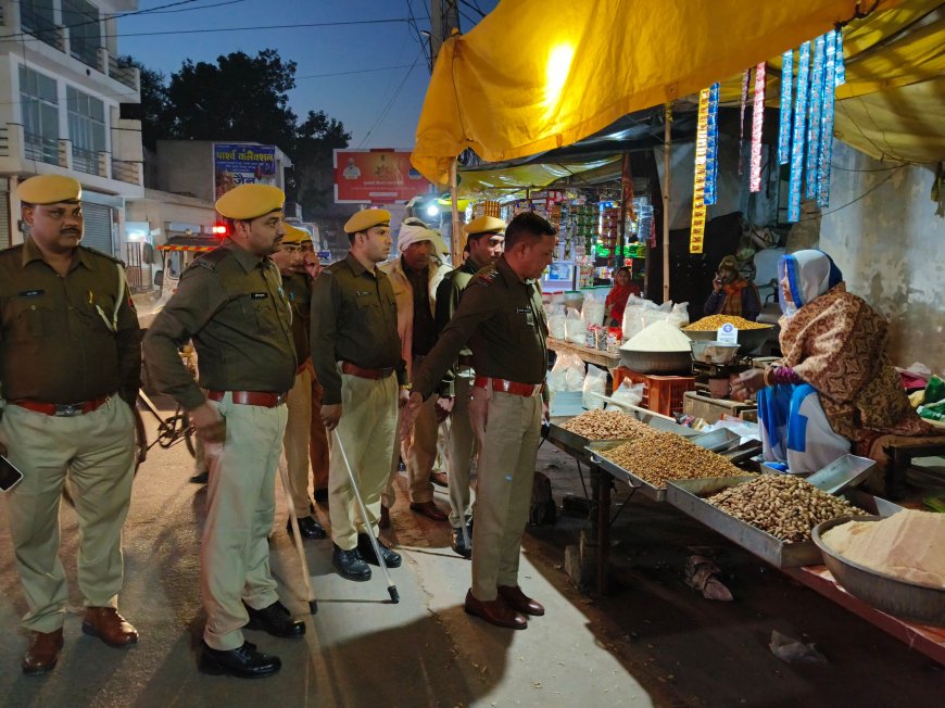 फ्लैग मार्च निकाल दुकानदारों को की समझाईश