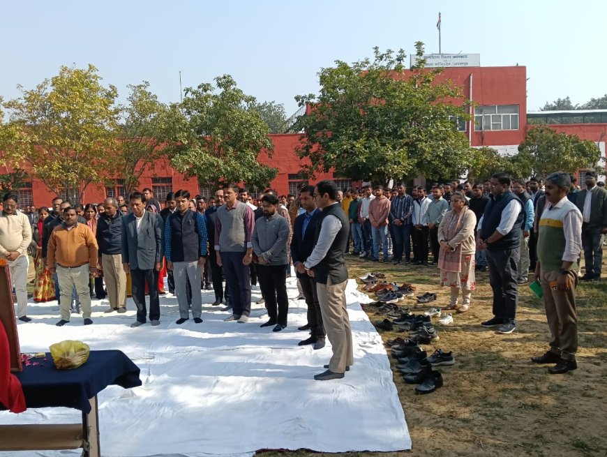 गांधीजी की प्रतिमा पर माल्यार्पण कर श्रद्धाजंलि दी एवं दो मिनट रखा मौन