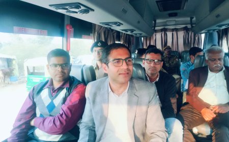 जिला कलक्टर ने अधिकारियों के साथ बस में बैठकर किया शहर का भ्रमण सुरक्षित एवं सुगम यातायात के लिए अधिकारियों को दिये निर्देश