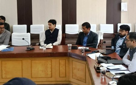 साप्ताहिक समीक्षा बैठक आयोजित :बजट घोषणाओं एवं विभागीय कार्यों की नियमित करें मॉनिटरिंग -जिला कलक्टर