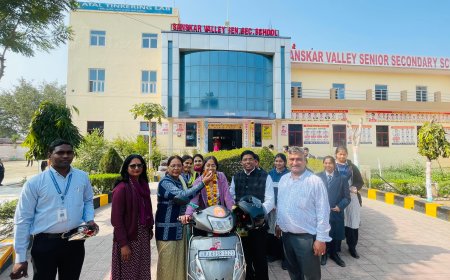 छात्रा कशिश छाबडा को सत्र 2022 में प्रदेश में पांचवां और जिले में प्रथम स्थान प्राप्त करने पर पुरूस्कार में मिले एक लाख रुपए और स्कूटी