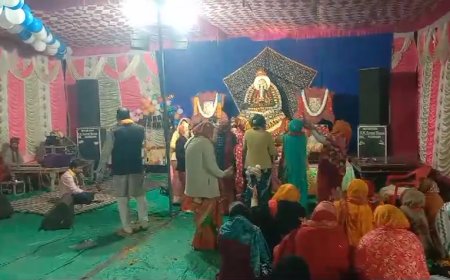 खाटूश्यामजी के जागरण में गायकों ने दी भजनों की प्रस्तुति, सजाए दरबार