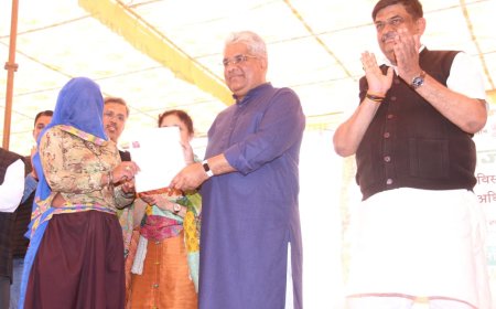 केंद्रिय पर्यवरण, वन एंव जलवायु परिवर्तन मंत्री ने 21 परिवारों को मौके पर भूमि जमाबंदी का वितरण कर दिए गैर-खातेदारी अधिकार