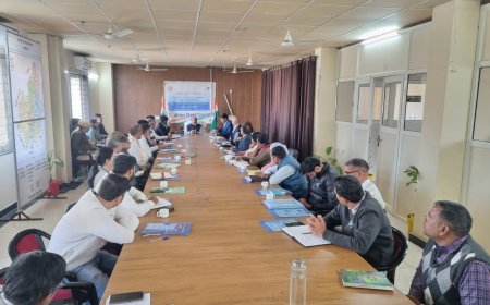 जिला कलक्टर की अध्यक्षता में साप्ताहिक समीक्षा बैठक आयोजित