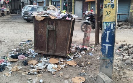 हड़ताल पर सफाई कर्मचारी: गली- चौराहे व बाजारों में लगे कूडे के ढेर, संक्रामक फैलने का खतरा