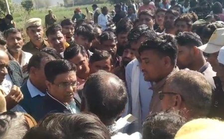 बेकाबू ट्रक ने पीछे से बाइक को मारी टक्कर: बाइक चालक की मौके पर ही दर्दनाक मौत, घर से कंपनी जाते वक्त हुआ हादसा