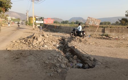 मुख्य सड़क मार्ग तिराहे पर गहरा गड्ढा हादसों को दे रहा न्योता