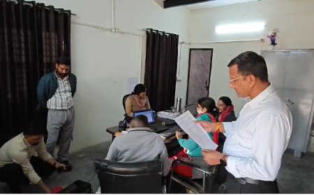 एसीबी ने बाबू को 15 हजार रुपए की रिश्वत लेते हुए रंगेहाथ किया गिरफ्तार, रजिस्ट्री देने की एवज में मांगी थी रिश्वत, दूसरा बाबू हुआ फरार