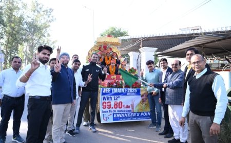JEE मेंस में 99.80%ile प्राप्त कर जिला टॉप करने पर विजयी यात्रा को जिला कलेक्टर ने हरी झंडी दिखाकर रवाना किया