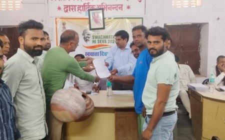 नगर पालिका का 29.33 करोड़ का बजट पारित, मटके गले मे डाल बैठक मे पहुंचे पार्षद सिराज