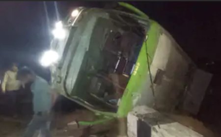 ड्राइवर को नींद की झपकी आने से अनियंत्रित होकर पलटी स्लीपर बस, 12 घायल: 5 जयपुर रेफर