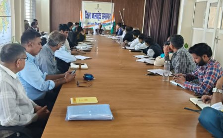 जिला कलक्टर की अध्यक्षता में साप्ताहिक समीक्षा बैठक आयोजित: निर्धारित लक्ष्य को शत प्रतिशत पूरा करने के दी निर्देश