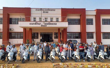 खैरथल-तिजारा जिले की छात्राओं को मिली स्कूटी, खिले चेहरे