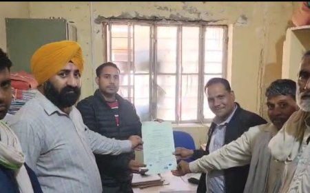 रामगढ़ के थोकदारबास में पंचायत परिसीमन का मामला: आकोशित ग्रामीणों ने गांव में विरोध प्रदर्शन कर एसडीएम को ज्ञापन सौंपा