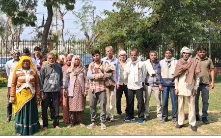 पुलिस द्वारा कार्यवाही नहीं करने पर पीड़ितों ने जिला पुलिस अधीक्षक को सौंपी शिकायत