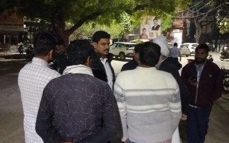 बहन को लेने जा रहे दो छात्रों की वाहनों की टक्कर के बाद कुचलने से दर्दनाक मौत