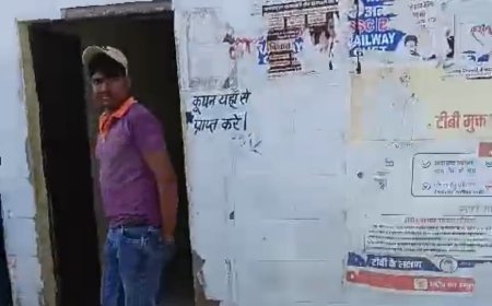 सफाई कर्मियों की लापरवाही से बस स्टैंड के शौचालयों में फैली गंदगी